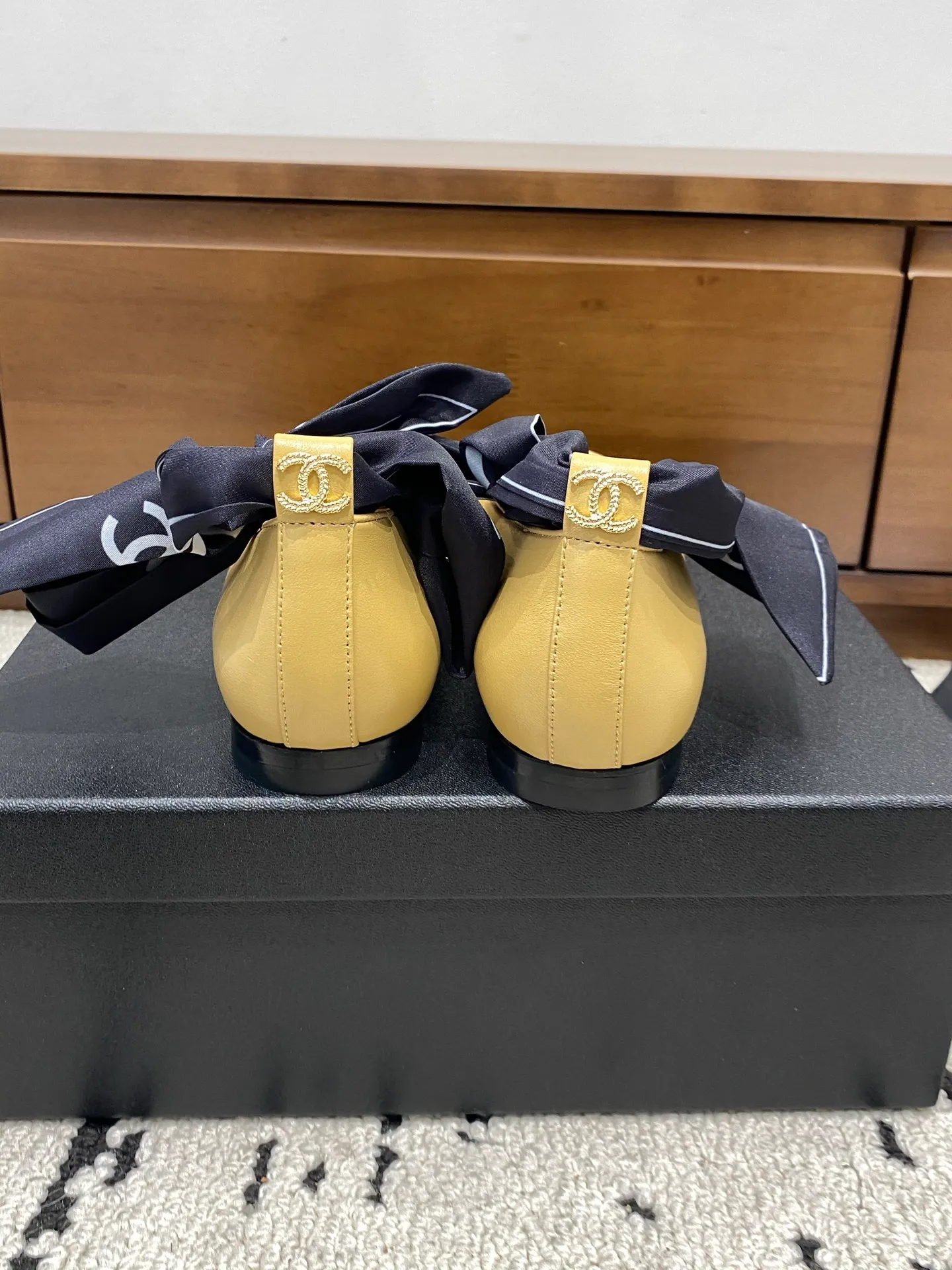 👟👟Ex-factory price 580👟👟 🍀CHANEL2026 early autumn new model, Mary Jane leather cover Chanel Xiaoxiang C home flat ribbon 🎀Comfortable ballet shoes Customized catwalk haute couture, simple yet sweet and playful Solid color fabric is refreshing and easy to wear Buckle design shoes are more heeling Upper: Customized sheepskin Inner foot pad: sheepskin Sole: Italian genuine leather sole Number of yards: 35-40 (customized 40 pieces are non-refundable)